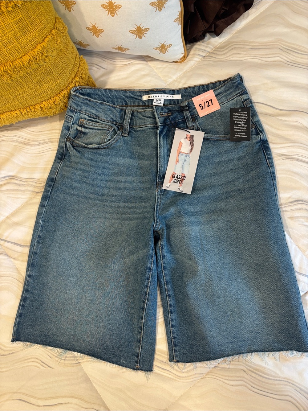 NWT Celebrity Pink Classic Jorts Light Wash Raw Hem Size 5/27